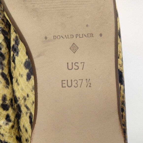 Donald Pliner Yellow Snakeskine Loafers Size 7 Flats Driving Moccasins Chain - Picture 9 of 9